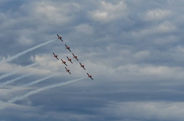 スイフト カレント サスカチュワン カナダの航空ショーで実行する同期のアクロバット飛行機 — ストック写真