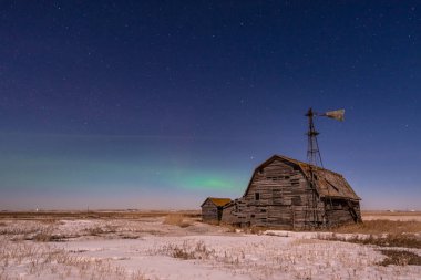 Kuzey ışıkları vintage ahır, depo gözleri ve yel değirmeni Saskatchewan içinde
