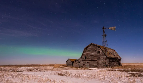 Polární Záře Nad Vintage Stodola Přihrádky Větrný Mlýn Saskatchewanu — Stock fotografie