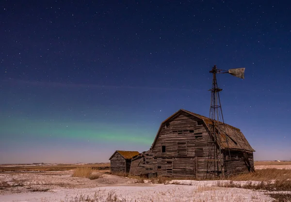 Nordlichter Über Historischer Scheune Mülltonnen Und Windmühle Saskatchewan — Stockfoto