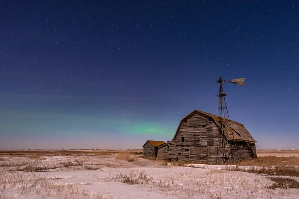 Northern Lights Sobre Granero Vintage Papeleras Molino Viento Saskatchewan — Foto de Stock