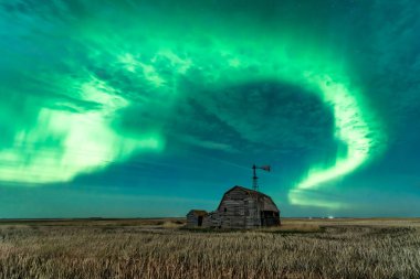 Antika ahır üzerinde parlak Kuzey ışıkları girdap, depo gözü, Windmill ve inte Saskatchewan, Kanada