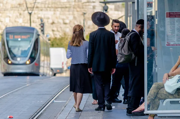 Иерусалим Израиль Августа 2016 Года Еврейский Ортодоксальный Мужчина Женщина Ждут — стоковое фото
