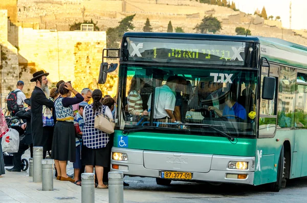 Иерусалим Израиль Августа 2016 Года Группа Ортодоксальных Евреев Ожидающих Автобуса — стоковое фото