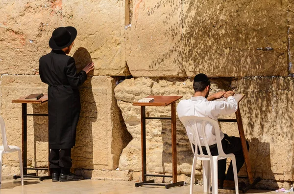 Иерусалим Израиль Июля 2014 Два Ортодоксальных Еврея Молятся Стены Плача — стоковое фото