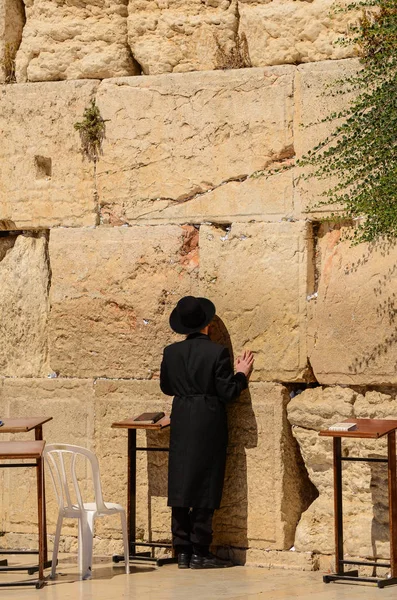Православный Еврей Молится Стены Плача Иерусалиме Израиль — стоковое фото