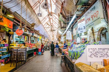 Kudüs, İsrail- 16 Ağustos 2016: Kudüs'teki Mahane Yehudah pazarında alışveriş yapılan ortodoks bir Yahudi aile, İsrail