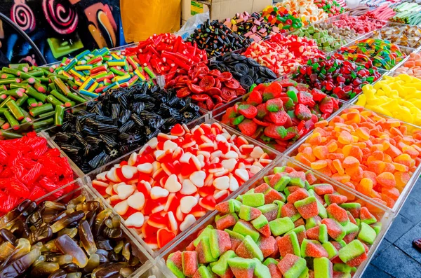 在以色列耶路撒冷的马汉耶胡达露天市场出售各种糖果 — 图库照片