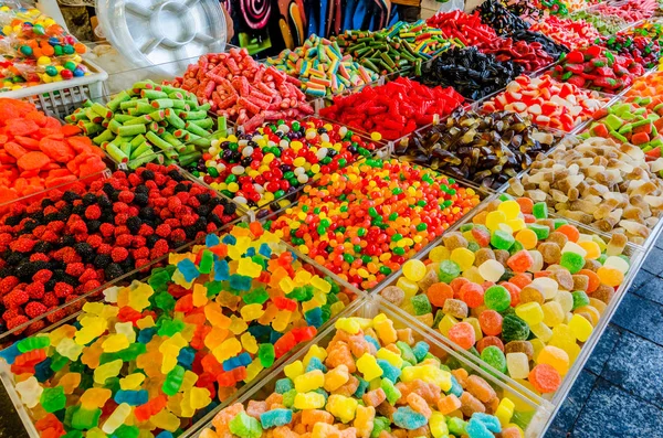 在以色列耶路撒冷的马汉耶胡达露天市场出售各种糖果 — 图库照片