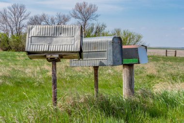 Kırsal Saskatchewan, Kanada'da bozkırlarda üç eski metal çiftçilerin posta kutuları bir satır