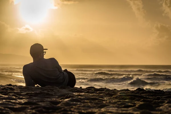 Silueta Mladého Kavkazského Muže Který Sedí Sunset Beach Havaji Dívá — Stock fotografie