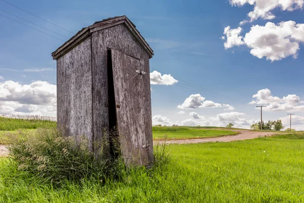 Altes Hölzernes Plumpsklo Auf Der Prärielandschaft Saskatchewan Kanada — Stockfoto