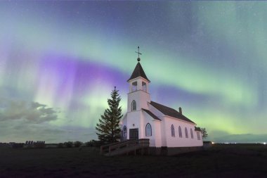 Saskatchewan tarihi Zion Lutheran Kilisesi üzerinde Aurora Borealis, Kanada