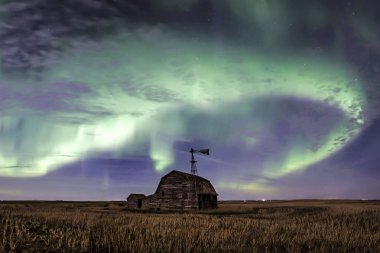 Antika ahır üzerinde parlak Kuzey ışıkları girdap, depo gözü, Windmill ve inte Saskatchewan, Kanada