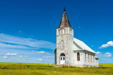 Amiral tarihi Immanuel Lutheran Kilisesi, Arka planda bir kanola alanı ile Saskatchewan