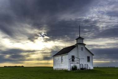 Kyle, Saskatchewan yakınlarındaki Kuzey Saskatchewan Landing Schoolhouse üzerinde gün batımı