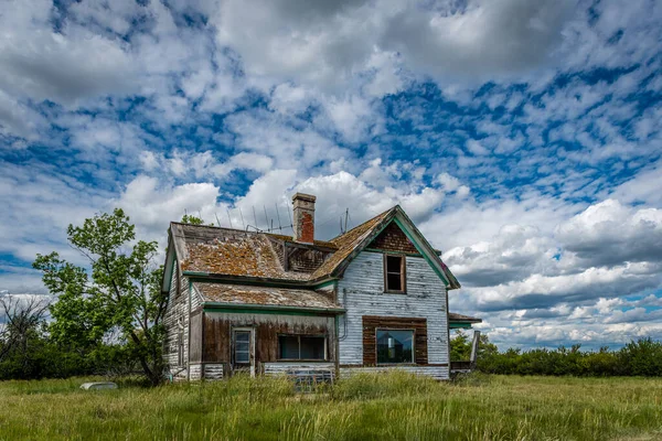 Antigua Granja Abandonada Con Árboles Hierba Cielo Azul Saskatchewan Canadá — Foto de Stock