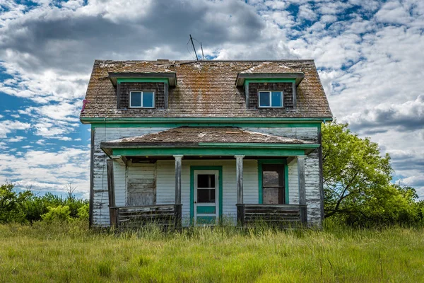 Stary Opuszczony Dom Rustykalny Drzewami Trawą Błękitnym Niebem Saskatchewan Kanada — Zdjęcie stockowe