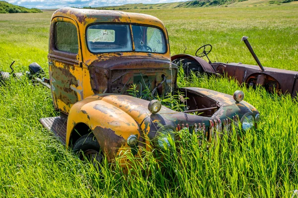 Wymark Canada June 2020 Abandoned Vintage Yellow Ford Truck Massey — стоковое фото