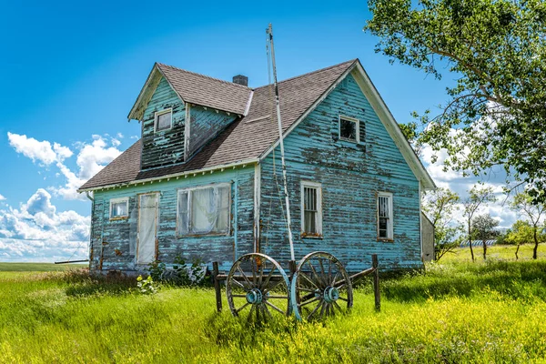 Old Abandoned Blue Prairie Farmhouse Trees Grass Blue Sky Wagon — Stock Photo, Image