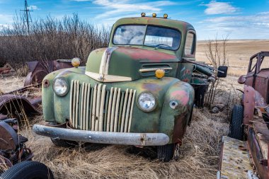 Saskatchewan 'da terk edilmiş iki tonluk yeşil bir kamyon.
