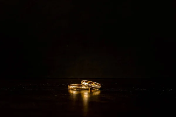 Dos Anillos Boda Acostados Sobre Mesa —  Fotos de Stock