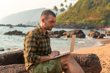 Sahilde koşan adam. Çalışma ve dinlenme. Serbest meslek
