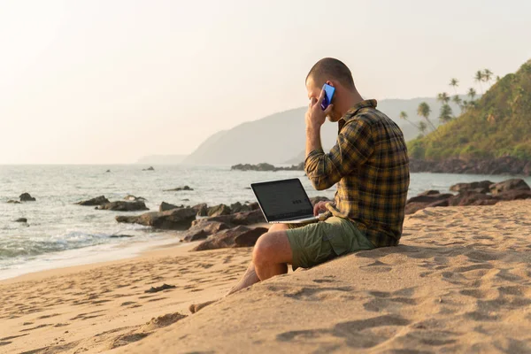 Człowiek Działa Oceanie Freelancer Rozmawia Przez Telefon Biznes Wypoczynek Praca — Zdjęcie stockowe