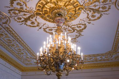 Saint Petersburg, Rusya - 15 Nisan 2017: Saint-Petersburg Devlet Müzesi, tiyatro ve müzik. Avize.