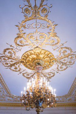 Saint Petersburg, Rusya - 15 Nisan 2017: Saint-Petersburg Devlet Müzesi, tiyatro ve müzik. Avize.