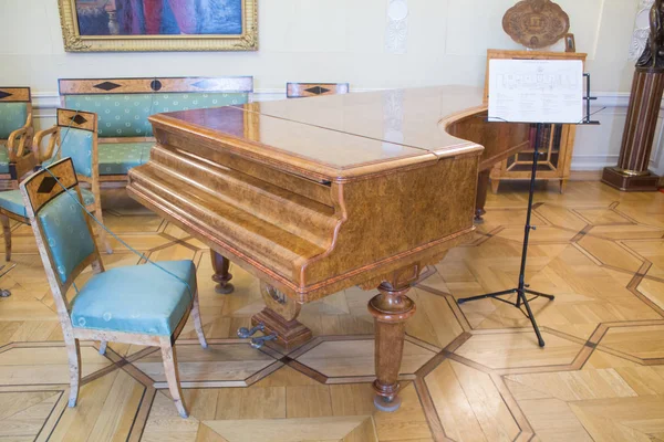 Saint Petersburg, Rusya - 15 Nisan 2017: Saint-Petersburg Devlet Müzesi, tiyatro ve müzik. Piyano.