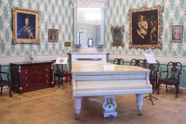 Saint Petersburg, Rusya - 15 Nisan 2017: Saint-Petersburg Devlet Müzesi, tiyatro ve müzik. Piyano.