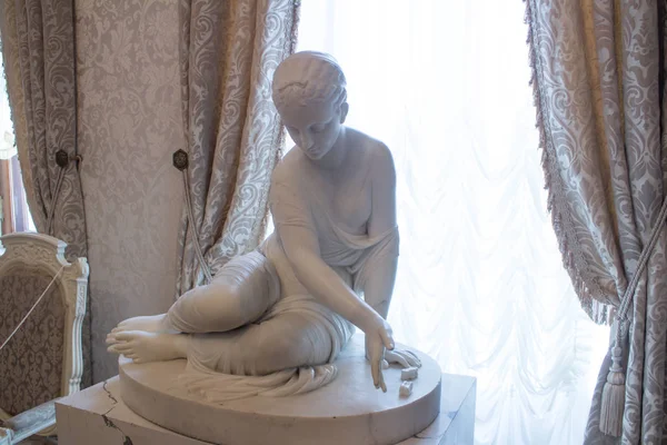 Saint Petersburg, Rusya - 15 Nisan 2017: Saint-Petersburg Devlet Müzesi, tiyatro ve müzik. Heykeller.