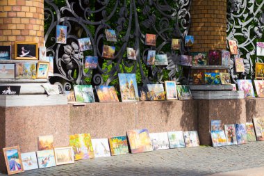 Saint-Petersburg, Rusya-Mayıs 22, 2018: sokakta tablolar