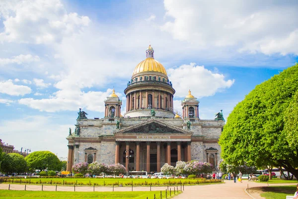 Исаакиевский Собор Исаакиевский Собор Цветах Сирени Яблони Стоковое Фото