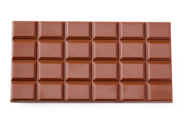 Beyaz arka planda izole edilmiş sütlü çikolata. en üstteki görünüm