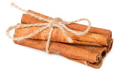 Tarçın beyaz arka planda izole edilmiş. Yiyecek.