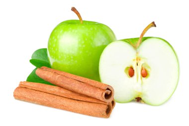 Dilimlenmiş yeşil elmalar, yeşil yapraklar ve beyaz arkaplanda izole edilmiş tarçın