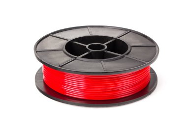 Kırmızı filament 3d yazıcısı beyaz arkaplanda izole edildi