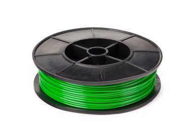 Beyaz arkaplanda yeşil filament 3d yazıcı izole edildi