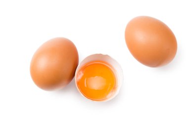 Tavuk yumurtası, beyaz arka planda izole edilmiş diğer yumurtalar arasında yarı yarıya kırıktır. Üst görünüm