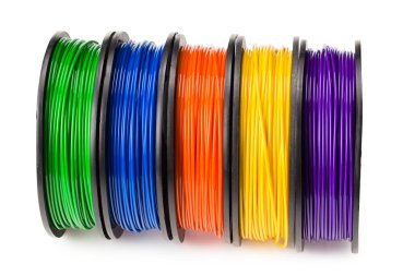 Beyaz arkaplanda izole edilmiş 3D yazıcı için mavi, yeşil, menekşe, turuncu, sarı iplik