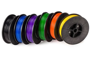 Siyah, kırmızı, mavi, yeşil, menekşe, turuncu, sarı, beyaz iplik 3d yazıcı beyaz arkaplanda izole edilmiş