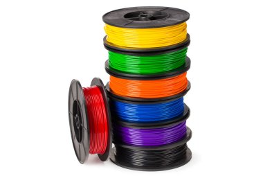 Siyah, kırmızı, mavi, yeşil, menekşe, turuncu, sarı, beyaz iplik 3d yazıcı beyaz arkaplanda izole edilmiş