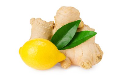 Dilimlenmiş zencefil kökleri, yeşil yapraklar ve beyaz arka planda izole edilmiş limonlar.