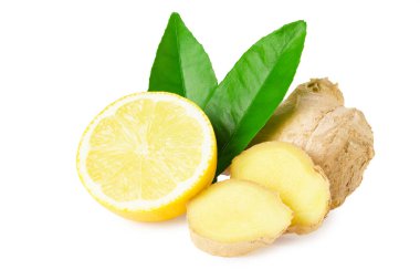 Dilimlenmiş zencefil kökleri, yeşil yapraklar ve beyaz arka planda izole edilmiş limonlar.