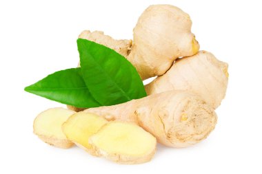 Dilimlenmiş zencefil kökleri ve beyaz arkaplanda izole edilmiş yeşil yapraklar