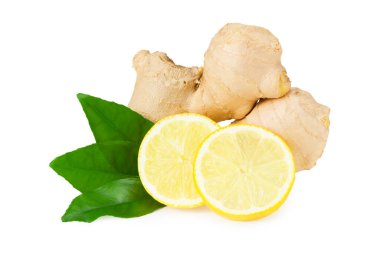 Dilimlenmiş zencefil kökleri, yeşil yapraklar ve beyaz arka planda izole edilmiş limonlar.