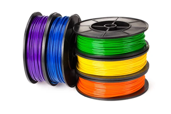 Siyah, kırmızı, mavi, yeşil, menekşe, turuncu, sarı, beyaz arkaplanda 3 boyutlu yazıcı için beyaz iplik