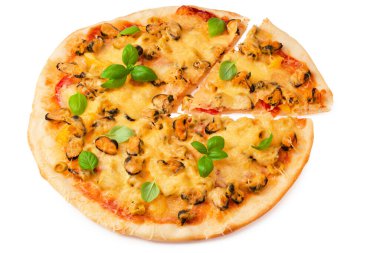 Beyaz arka planda, deniz ürünleri ve fesleğenli lezzetli pizza.